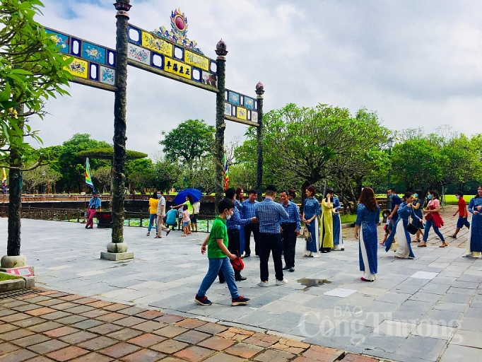 di tich hue don du khach trong ngay dau hoat dong lai