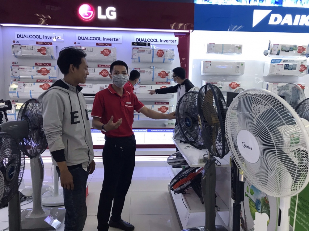 Đắk Lắk: Nắng nóng gay gắt, sản phẩm làm mát bán đắt hàng