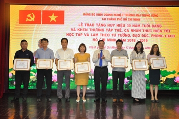 Khen thưởng tập thể cá nhân thực hiện tốt học tập và làm theo tư tưởng, đạo đức, phong cách Hồ Chí Minh