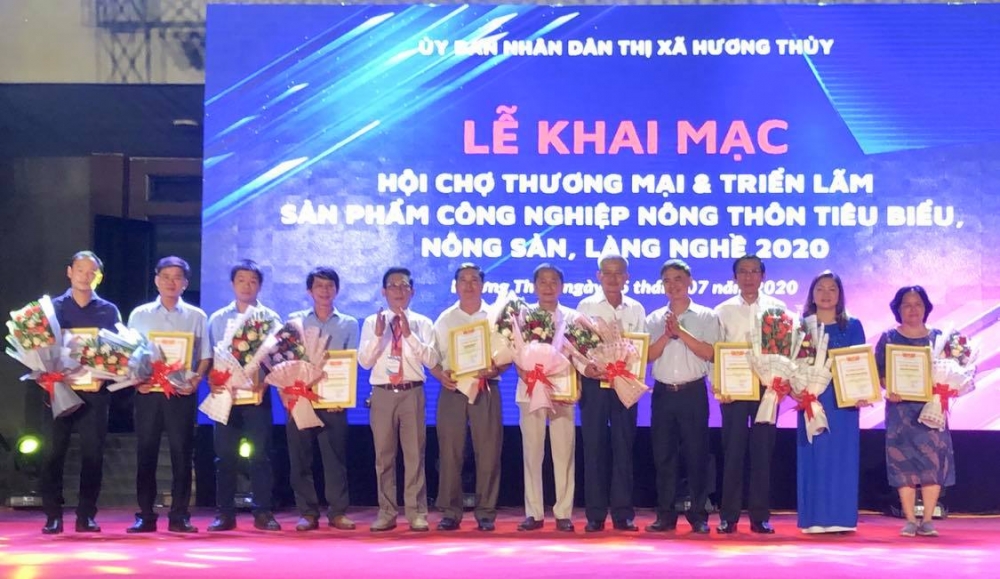 thua thien hue day manh quang ba va tieu thu san pham dia phuong qua cac hoi cho thuong mai