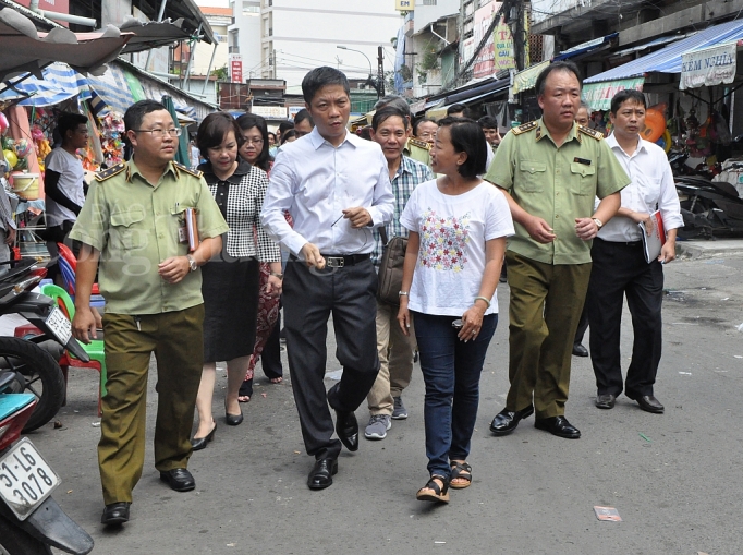 can canh bo truong tran tuan anh thi sat hang hoa tai cac cho lon cua tp ho chi minh