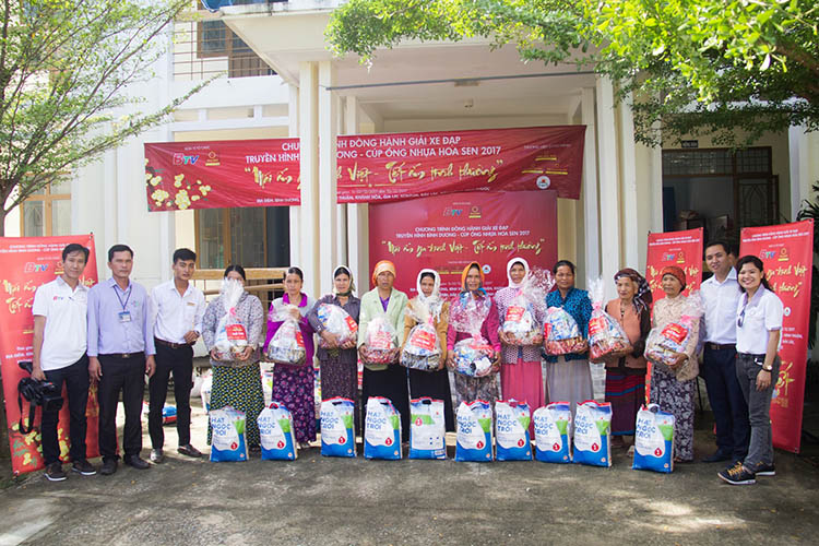 Tôn Hoa Sen tặng gần 1000 phần quà và 100 xe đạp cho các hoàn cảnh khó khăn