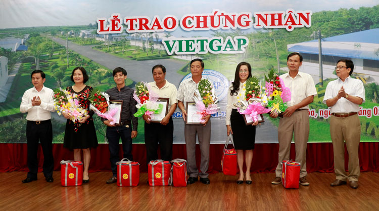 Cấp Chứng nhận VietGAP cho 40 trang trại chăn nuôi heo của C.P. Việt Nam