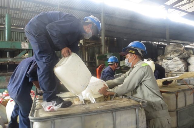 TP. Hồ Chí Minh: Tiêu hủy số lượng lớn rượu không rõ nguồn gốc