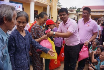 Nhiều tấm lòng sẻ chia với người dân miền Trung ruột thịt