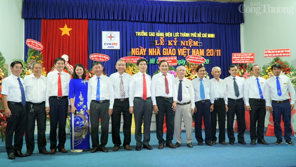 Lãnh đạo ngành điện chúc mừng thầy cô giáo Trường Cao đẳng Điện lực TP. Hồ Chí Minh