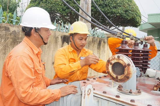 PC Trà Vinh: Vệ sinh công nghiệp trạm biến áp miễn phí cho khách hàng