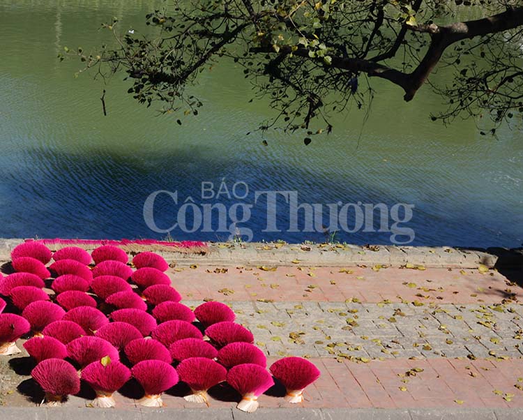 Nghề hương Huế nhộn nhịp “đổ bông” đón Tết