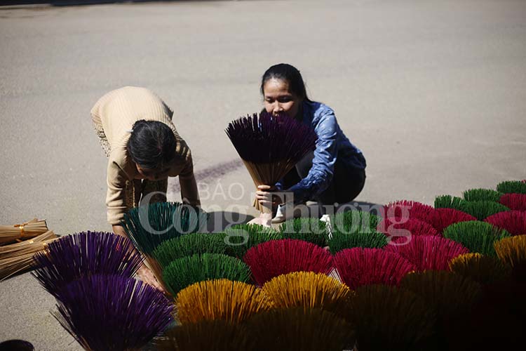 Nghề hương Huế nhộn nhịp “đổ bông” đón Tết
