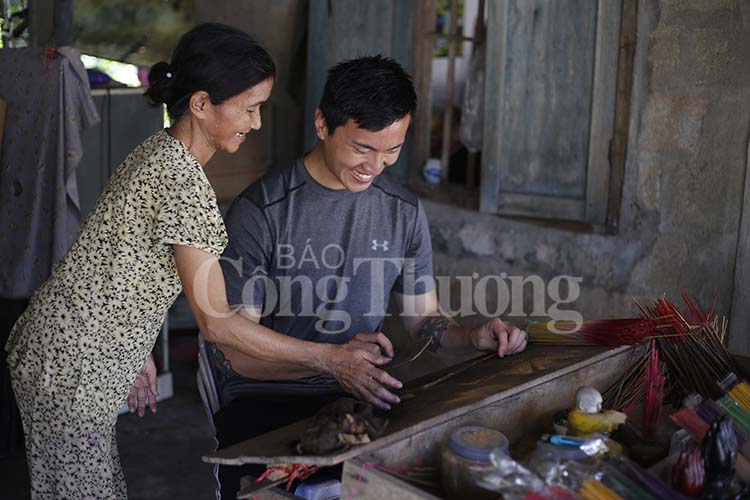 Nghề hương Huế nhộn nhịp “đổ bông” đón Tết