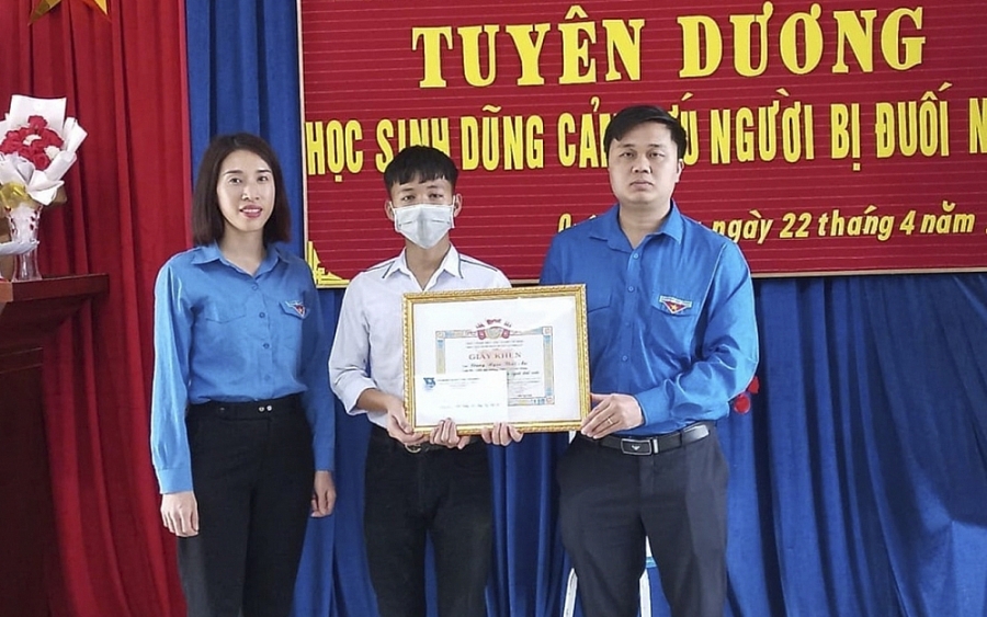 Nghệ An: Tuyên dương nam sinh cứu em nhỏ đuối nước ở hồ sen