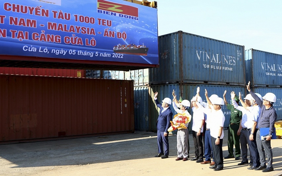 Chuyến tàu container quốc tế đầu tiên cập Cảng Nghệ Tĩnh