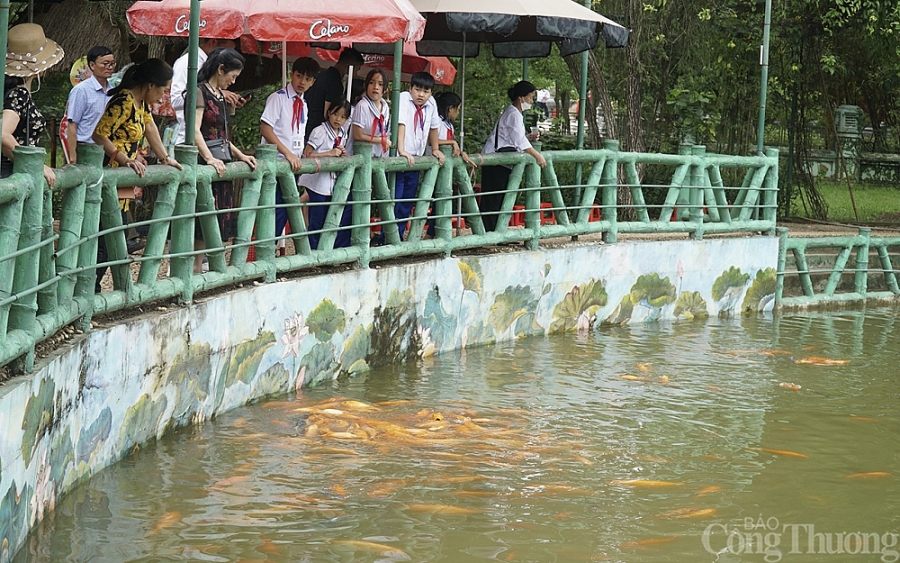 Hàng nghìn người về Khu di tích Kim Liên mừng sinh nhật Bác