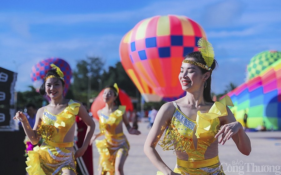 Du khách lần đầu tiên chiêm ngưỡng khinh khí cầu ở biển Cửa Lò