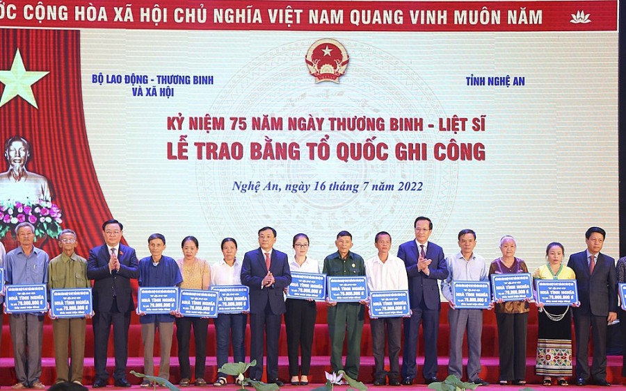 Chủ tịch Quốc hội Vương Đình Huệ dự lễ Kỷ niệm 75 năm Ngày thương binh liệt sĩ