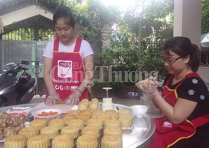 banh trung thu made by home ai dam bao chat luong