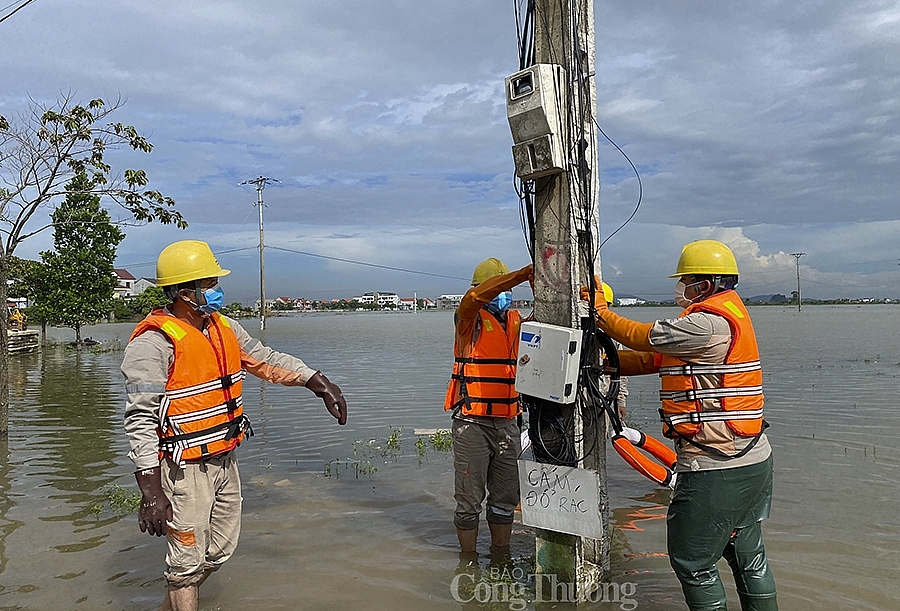 Điện lực Nghệ An khẩn trương khôi phục cấp điện sau mưa lũ