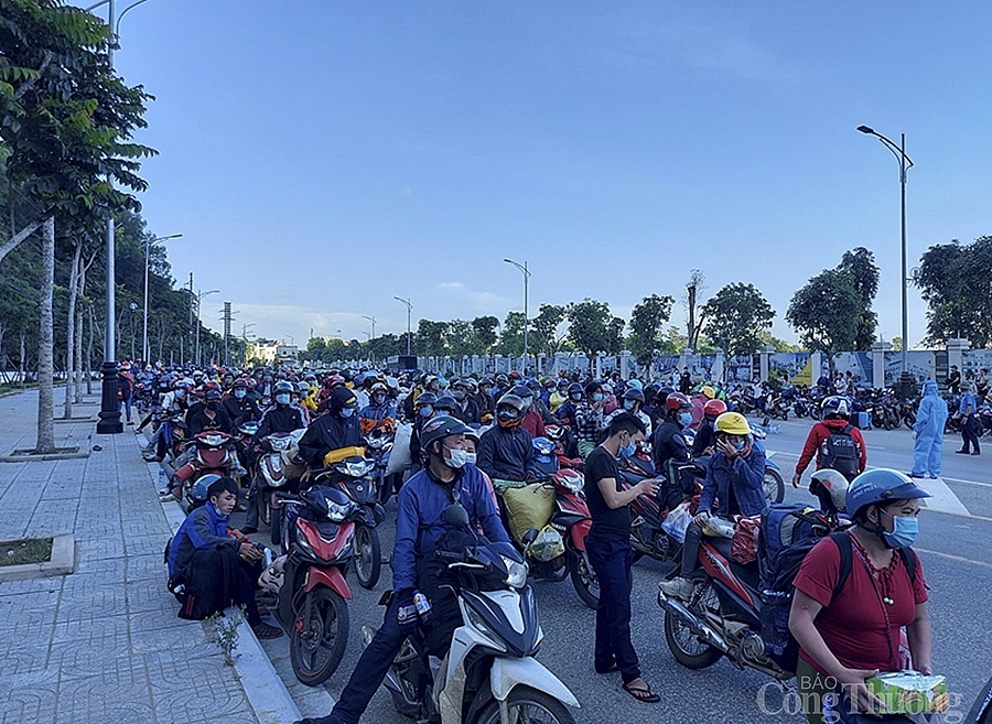 Nghệ An: Hàng trăm người dân từ các tỉnh phía Nam đi xe máy về quê