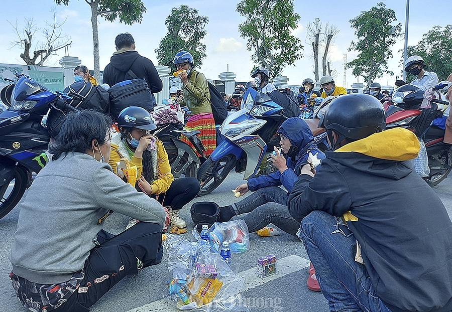 Nghệ An: Hàng trăm người dân từ các tỉnh phía Nam đi xe máy về quê