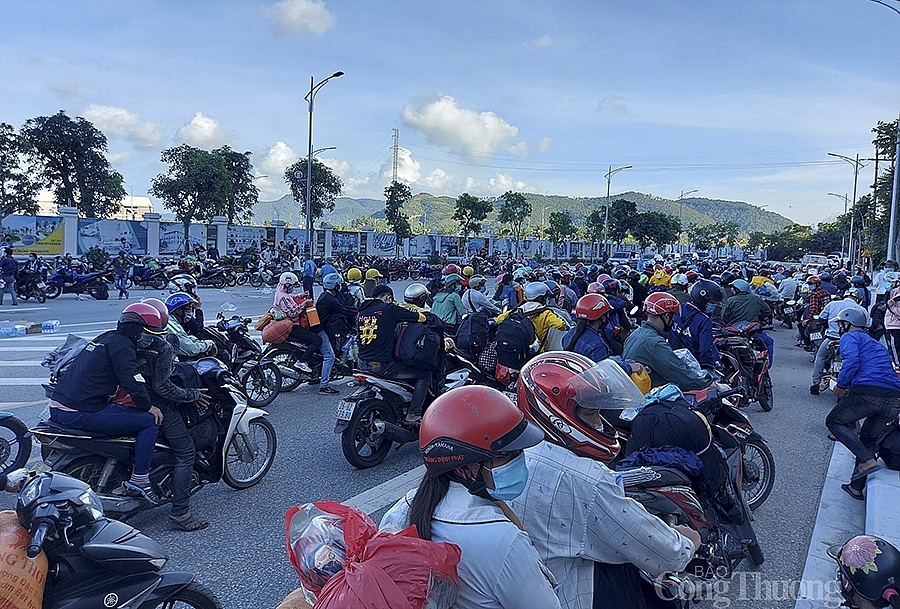 Nghệ An: Hàng trăm người dân từ các tỉnh phía Nam đi xe máy về quê