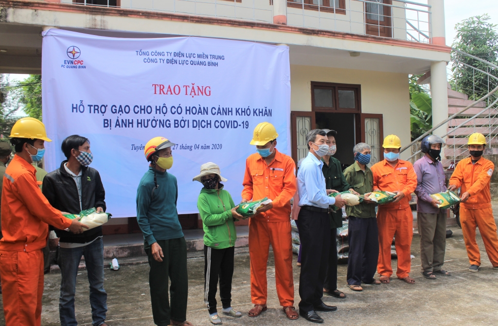 pc quang binh 400 phan qua ho tro nhung nguoi co hoan canh kho khan