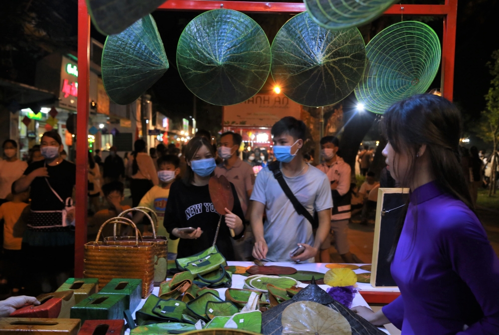 Phố đêm Hoàng thành Huế có gì thú vị?