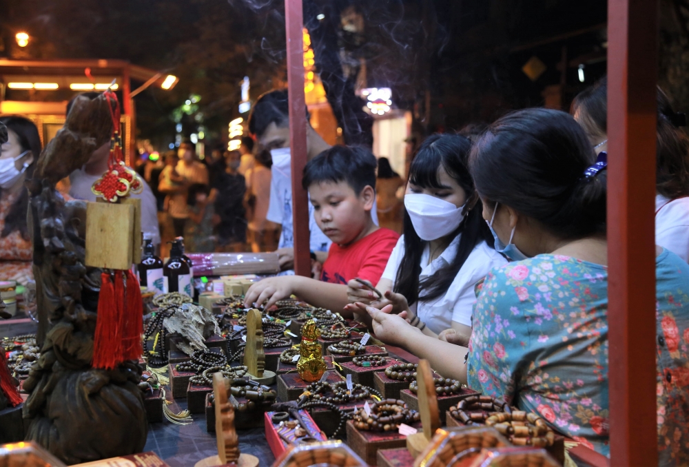 Phố đêm Hoàng thành Huế có gì thú vị?