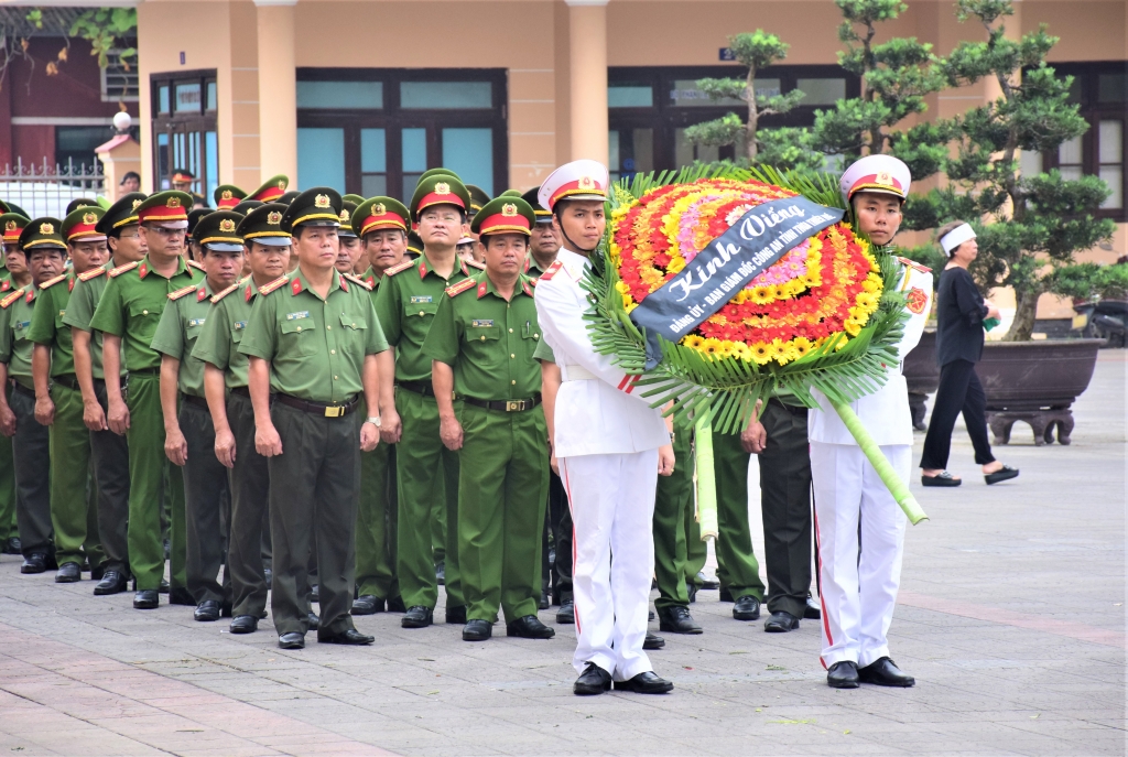 lanh dao nhan dan cac tinh mien trung vieng nguyen chu tich nuoc dai tuong le duc anh