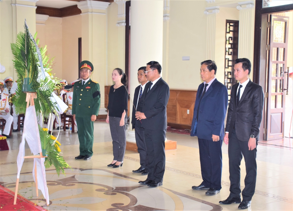 lanh dao nhan dan cac tinh mien trung vieng nguyen chu tich nuoc dai tuong le duc anh