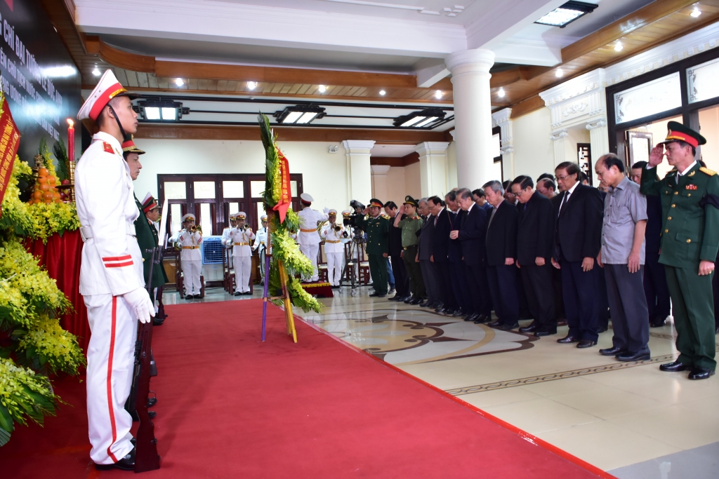 lanh dao nhan dan cac tinh mien trung vieng nguyen chu tich nuoc dai tuong le duc anh