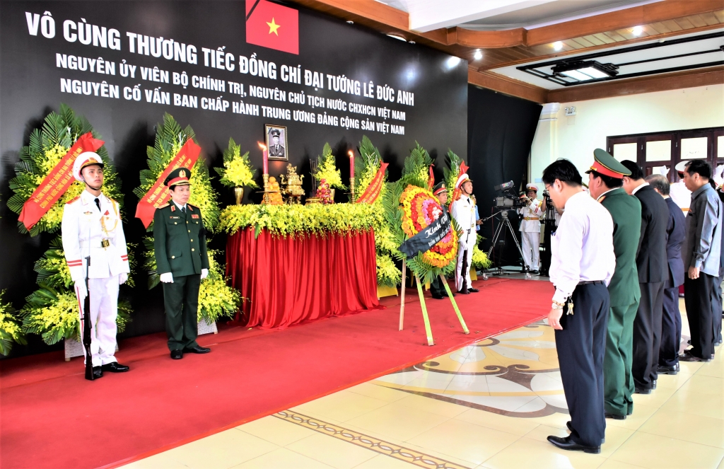 lanh dao nhan dan cac tinh mien trung vieng nguyen chu tich nuoc dai tuong le duc anh