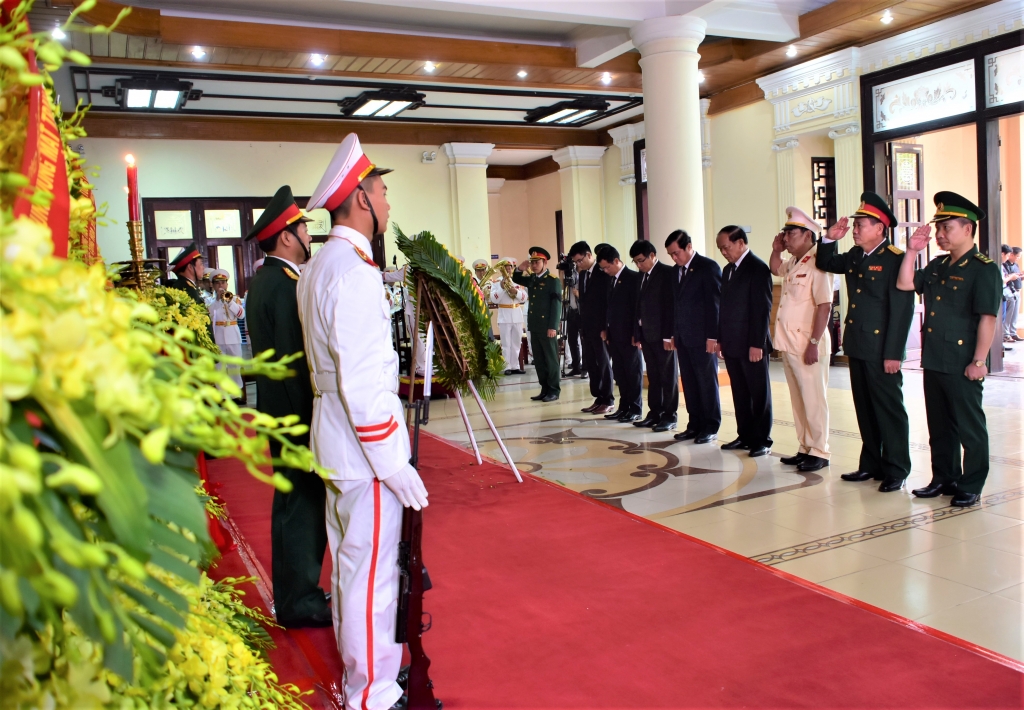 lanh dao nhan dan cac tinh mien trung vieng nguyen chu tich nuoc dai tuong le duc anh