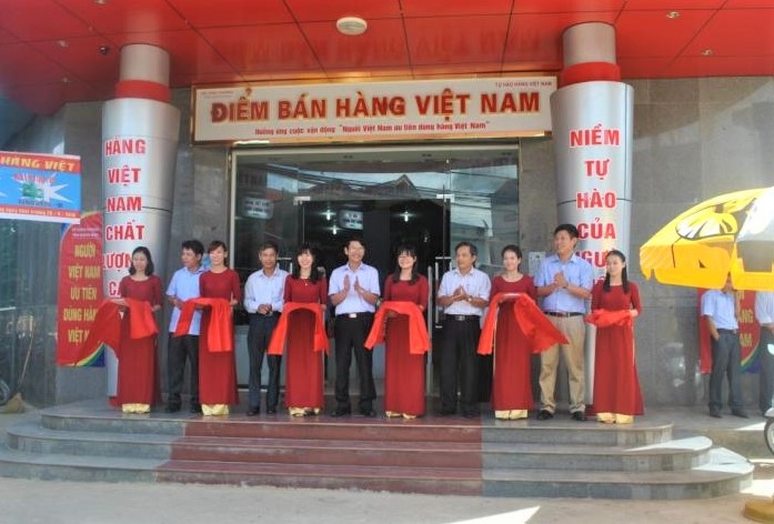 quang binh khen thuong cac tap the va ca nhan xuat sac trong cuoc van dong nguoi viet nam uu tien dung hang viet nam