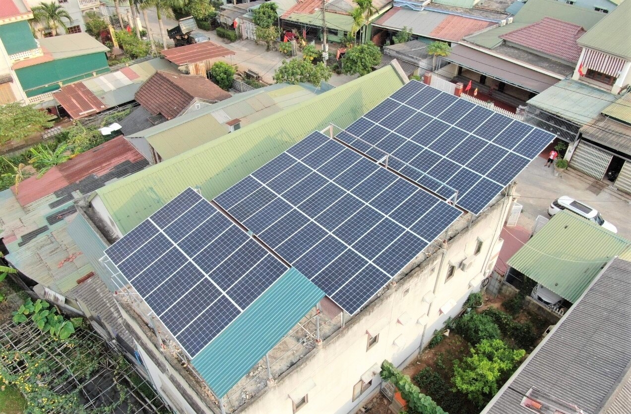 quang tri dau tu dien mat troi mai nha nhieu khach hang ban dien tro lai cho nganh dien