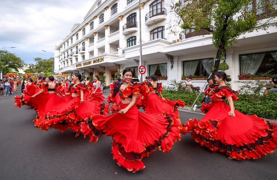 Festival Huế 2022: Rực rỡ lễ hội đường phố với “Sắc màu văn hóa”