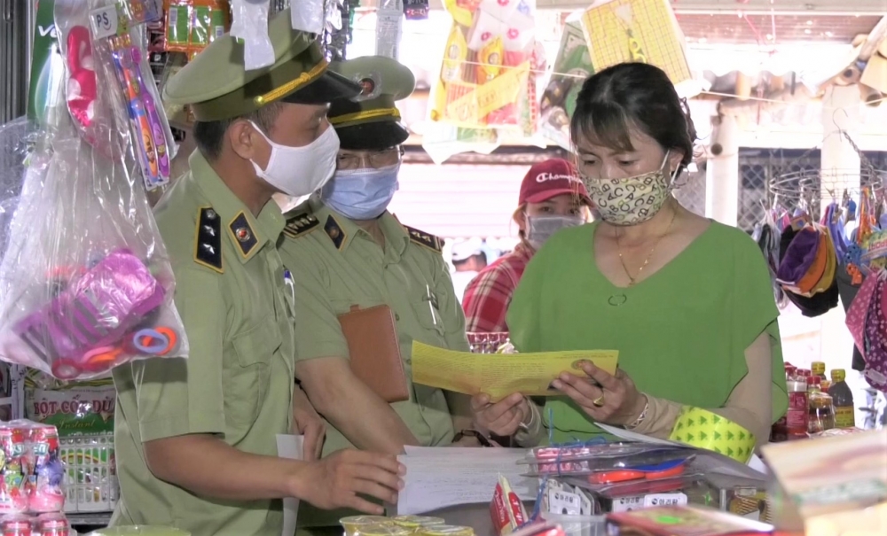 Quản lý thị trường Quảng Trị: Giám sát chặt chẽ các nhà thuốc, cửa hàng kinh doanh thiết bị y tế