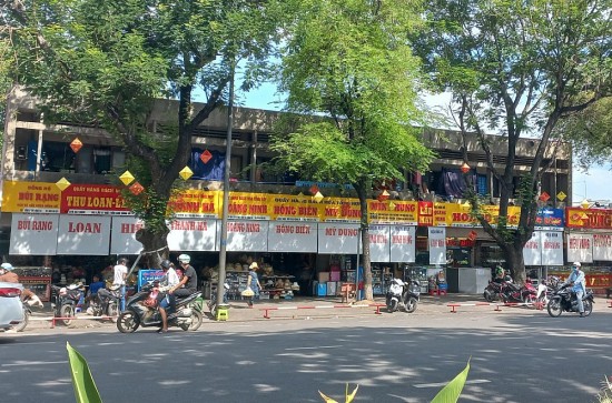 vu dung sung ak cuop vang o thua thien hue hoat dong buon ban tai cho dong ba dien ra binh thuong