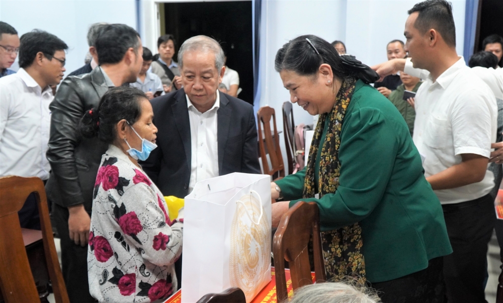 Phó Chủ tịch Thường trực Quốc hội Tòng Thị Phóng tặng quà cho người dân vùng lũ lụt tại Thừa Thiên Huế
