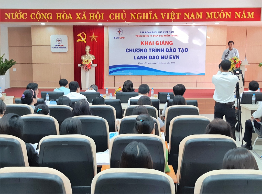 Khai giảng lớp đào tạo Lãnh đạo nữ EVN