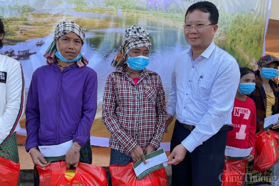 Xuân Ấm Thượng Trạch: Mang yêu thương đến với đồng bào vùng biên