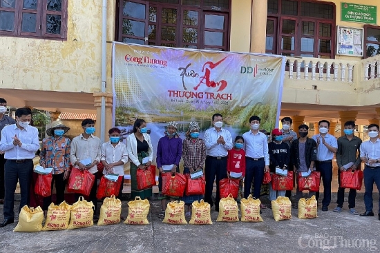 Xuân Ấm Thượng Trạch: Mang yêu thương đến với đồng bào vùng biên