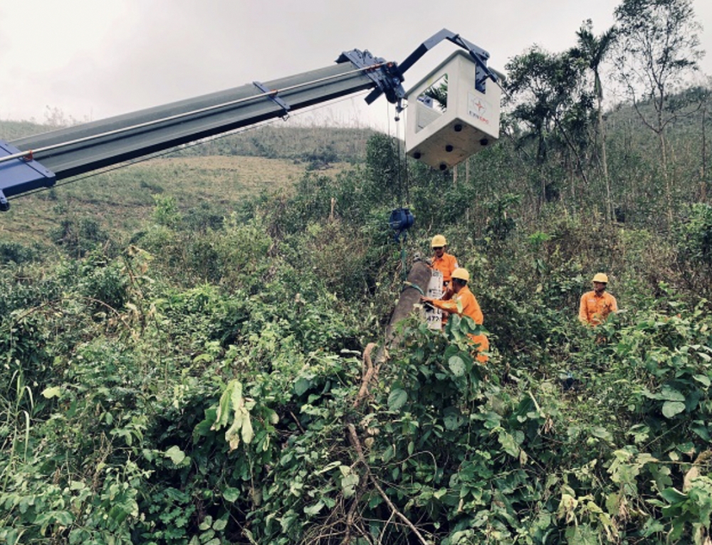 Vất vả của người thợ điện nơi thường xuyên gánh chịu thiên tai