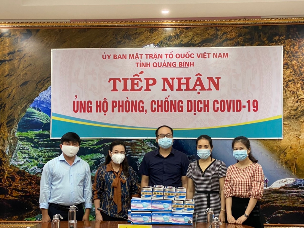 bao cong thuong trao tang 9500 khau trang y te va 500 chai dung dich diet khuan tai quang binh