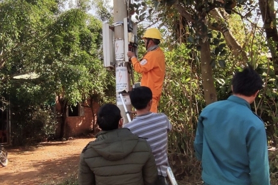pc dak nong no luc dau tu ha tang luoi dien khu vuc bien gioi