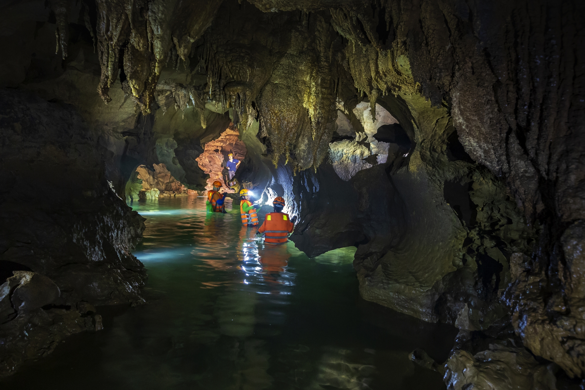 quang binh kich cau du lich bang hinh thuc uu dai van tai