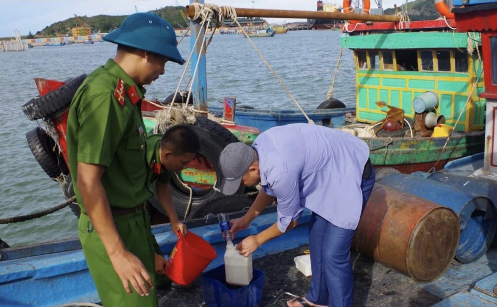 Quảng Bình: Hai tàu cá chở 7000 lít dầu không rõ nguồn gốc bị bắt giữ