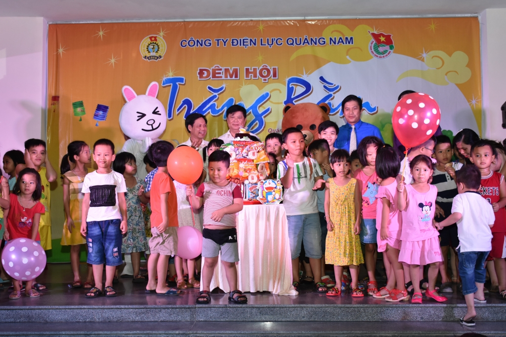 dem hoi trang ram den voi tre lang hoa binh