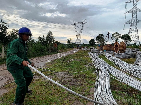 Vất vả thi công công trình đường dây 500kV trong thời tiết xấu