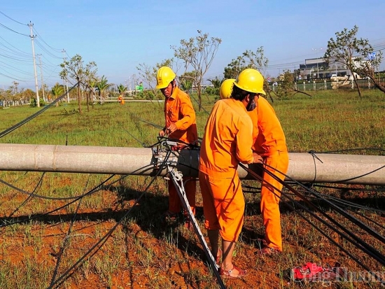 Chạy đua với thời gian khôi phục cấp điện cho khách hàng trong thời gian sớm nhất