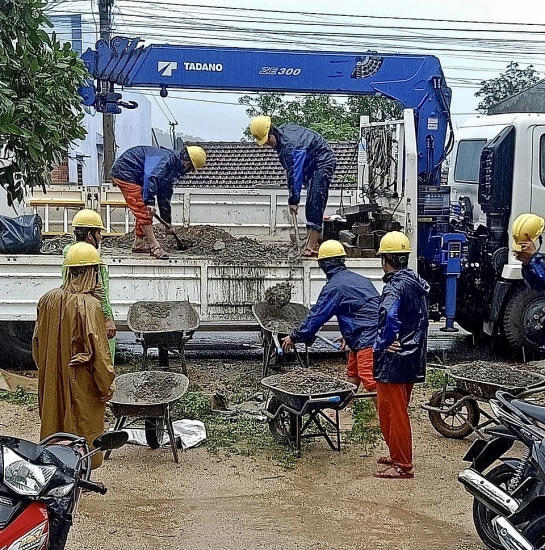 PC Bình Định: Khắc phục nhanh sự cố do mưa lũ để cấp điện